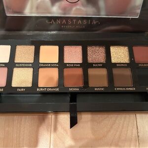 ANASTASIA BEVERLY HILLS
Soft Glam Eyeshadow Palette